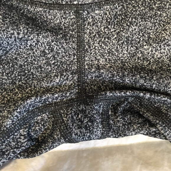 *sold* like new lululemon leggings size 4 - Picture 6 of 8